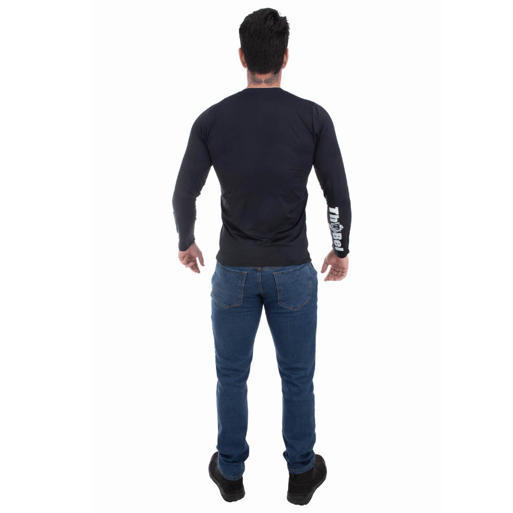 Homem usando Calça Jeans Masculina ThaBel Phantom Azul com botas, destacando estilo e funcionalidade em um visual tático e discreto.