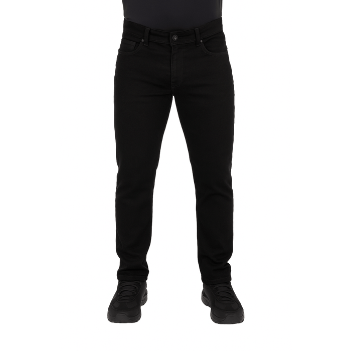Calça Jeans Masculina ThaBel Phantom Preto combinada com bota tática resistente e discreta para mobilidade e estilo.