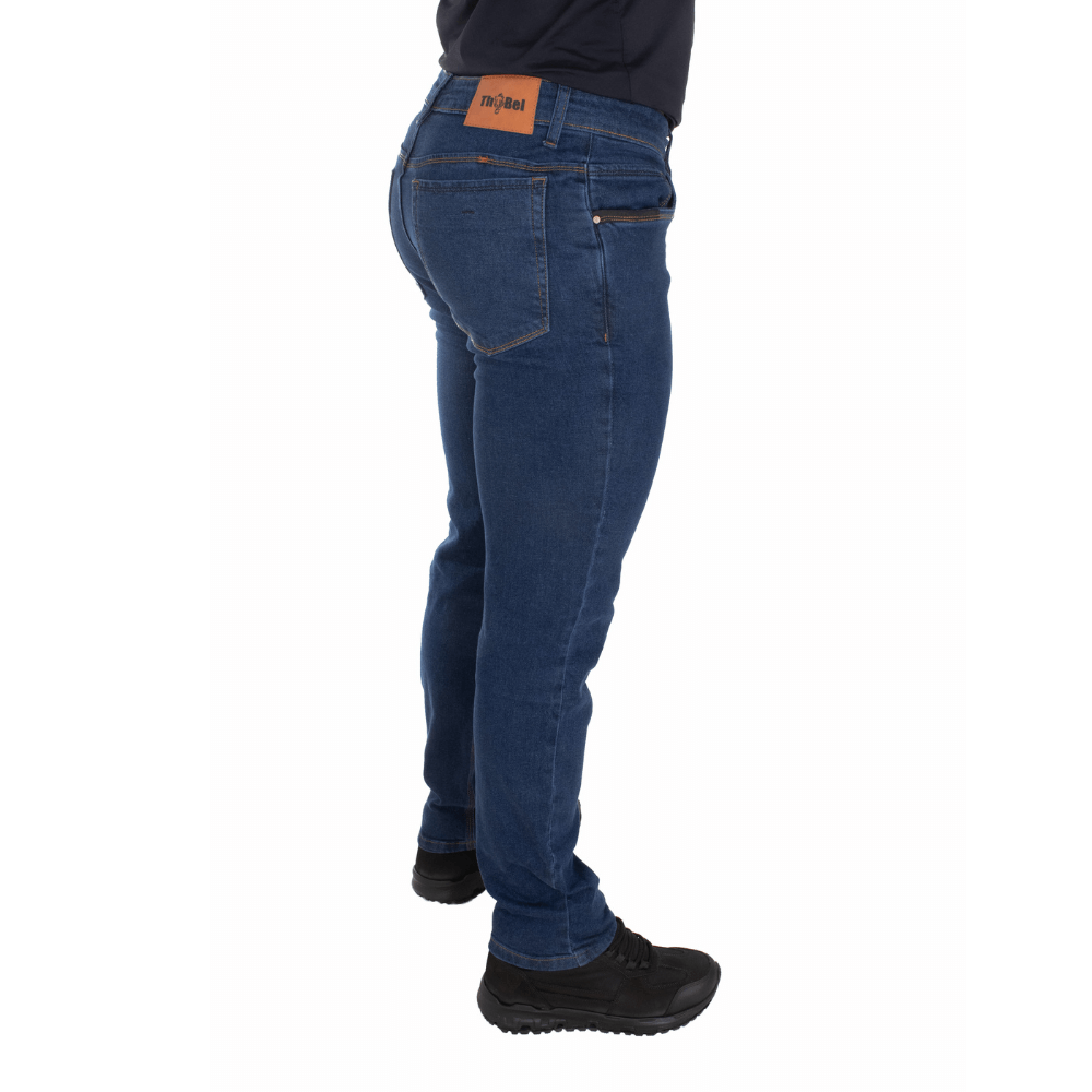 Calça Jeans Masculina ThaBel Phantom Azul Escuro com bota tática, ideal para segurança e atividades diárias.