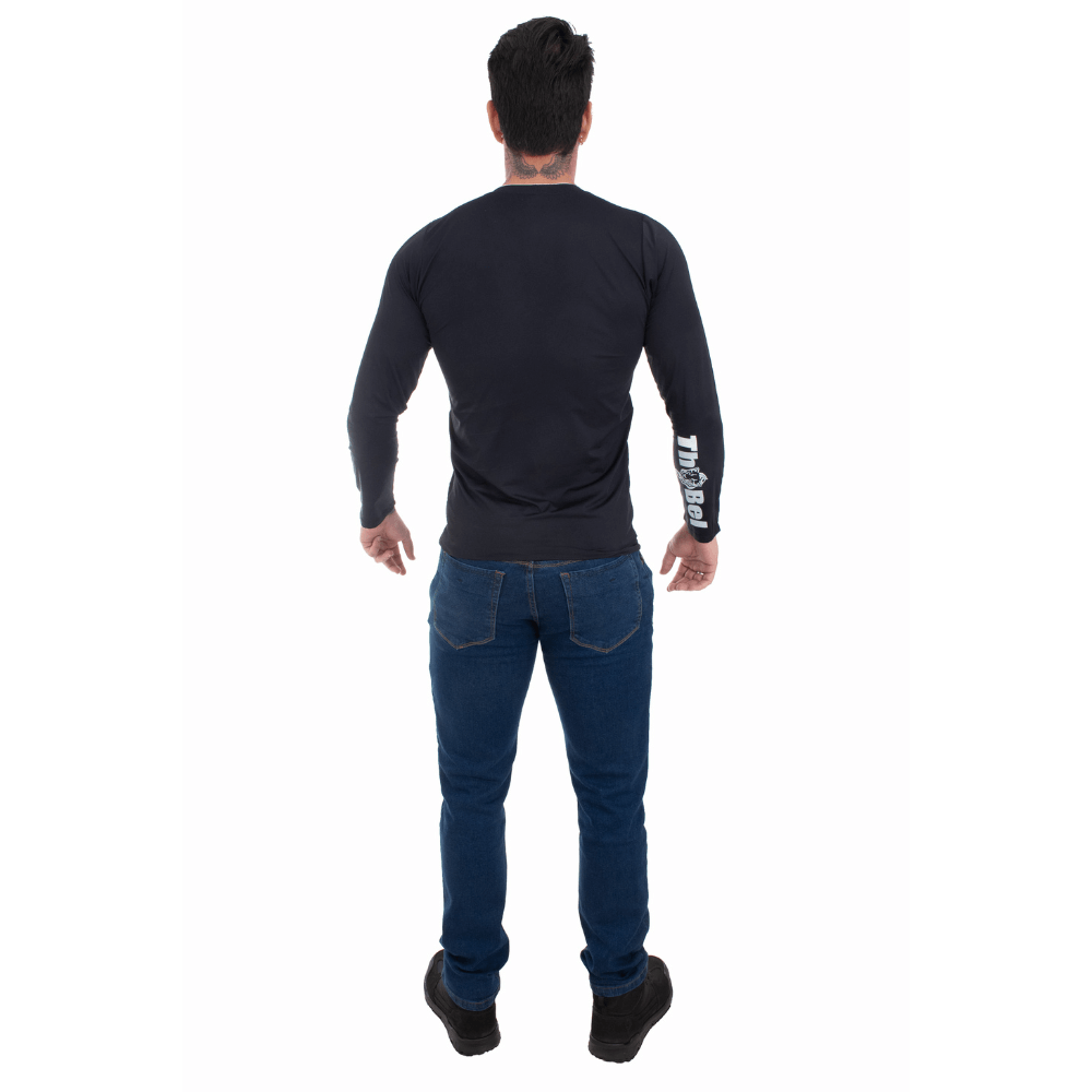 Homem vestindo Calça Jeans Masculina ThaBel Phantom Azul Escuro com botas táticas, de costas, mostrando estilo casual e resistente.