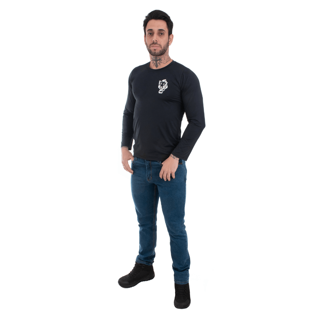 Model wearing Calça Jeans Masculina ThaBel Phantom Azul with black shirt, perfect for bota tática or casual wear.